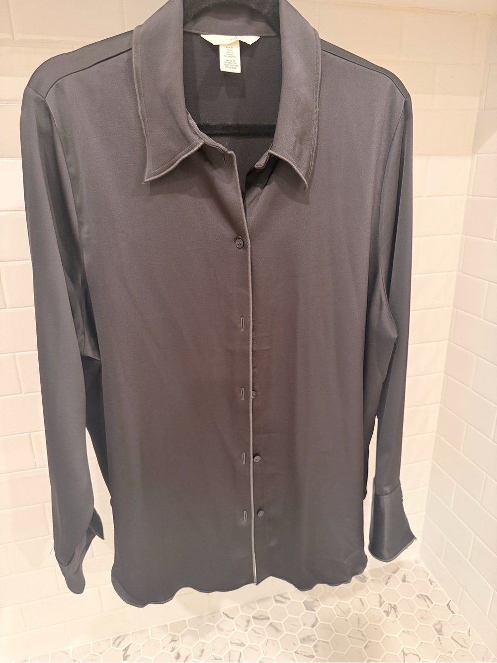 Women’s Long-Sleeve Button-Up Shirt in Charcoal Gray